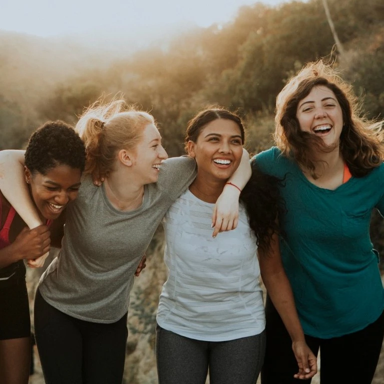 friends-hiking-through-hills-los-angeles (2)